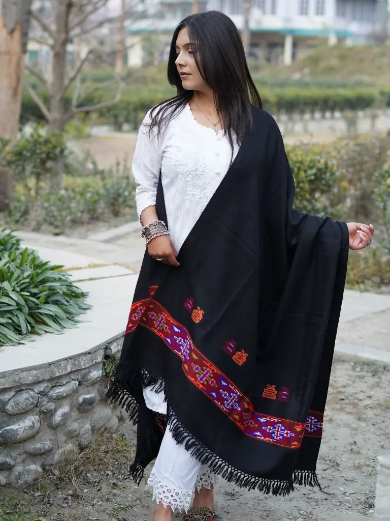 sawomi-kinnauri-palla-wool-black-handmade-shawl-full.jpg.webp