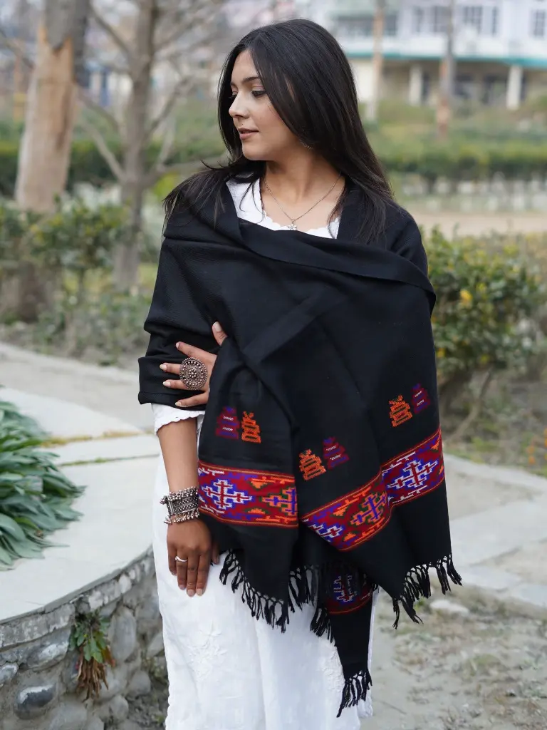 sawomi-kinnauri-palla-wool-black-handmade-shawl-closeup.jpg.webp