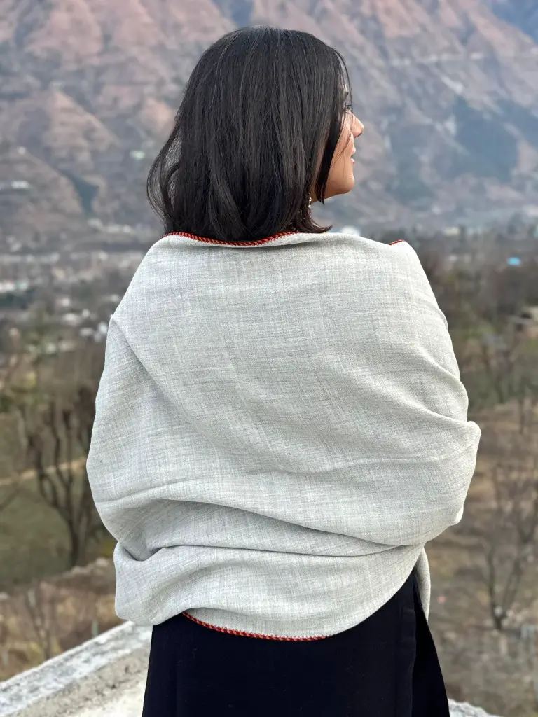 sawomi-kullu-himachal-light-grey-stole-chashm-design-pure-wool-back.jpg.webp