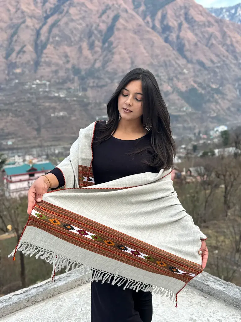 sawomi-kullu-himachal-light-grey-stole-chashm-design-pure-wool-closeup.jpg.webp