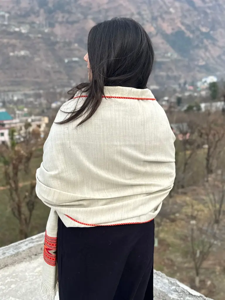 sawomi-kullu-himachal-light-grey-shawl-kingri-design-wool-back.jpg.webp