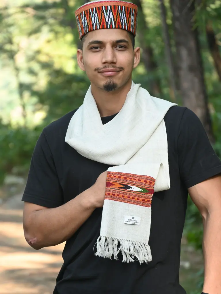 pure-wool-kullu-muffler-handloom-white-single-patti-close.jpg.webp